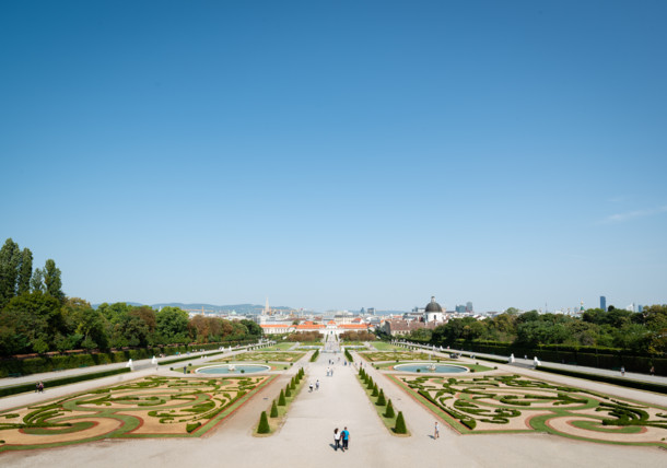     Blick auf vom Oberen Belvedere über den Schlosspark / Schloss Belvedere